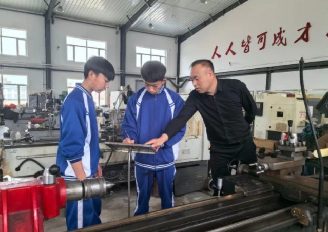 劳动教育课程体系加强学生动手能力