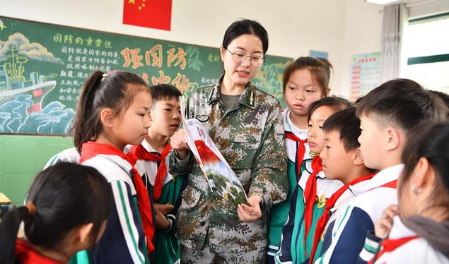 装甲突击车慢慢驶入操场瞬间点着全